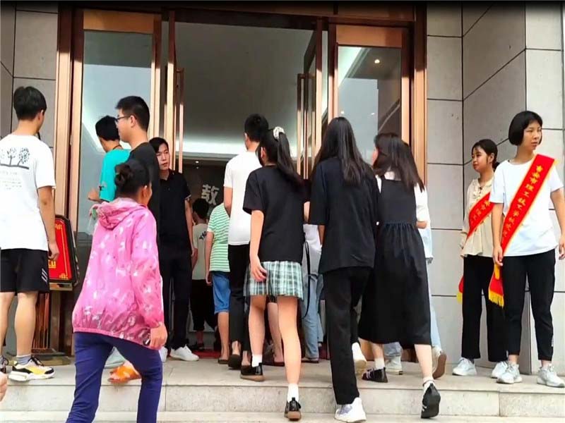 迎接新生到校參觀(guān)