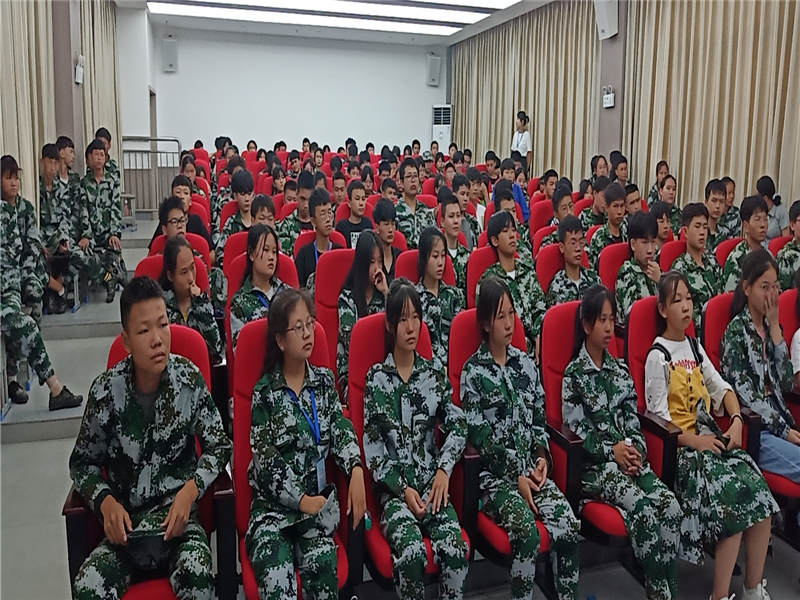 組織學(xué)生觀(guān)看國防教育電影（2）