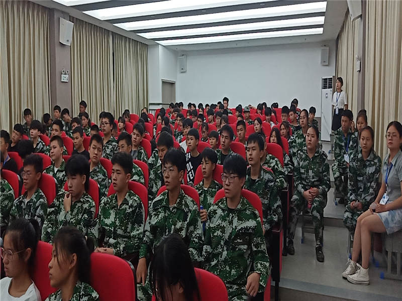 組織學(xué)生觀(guān)看國防教育電影（3）