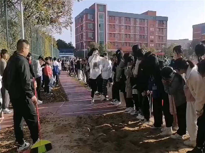 趣味運動(dòng)會(huì )—三級跳比賽