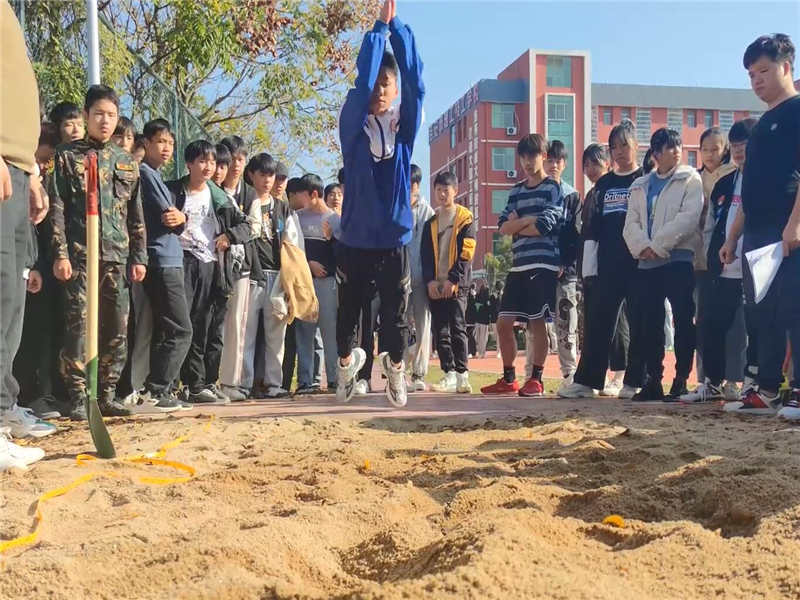 趣味運動(dòng)會(huì )—跳遠比賽